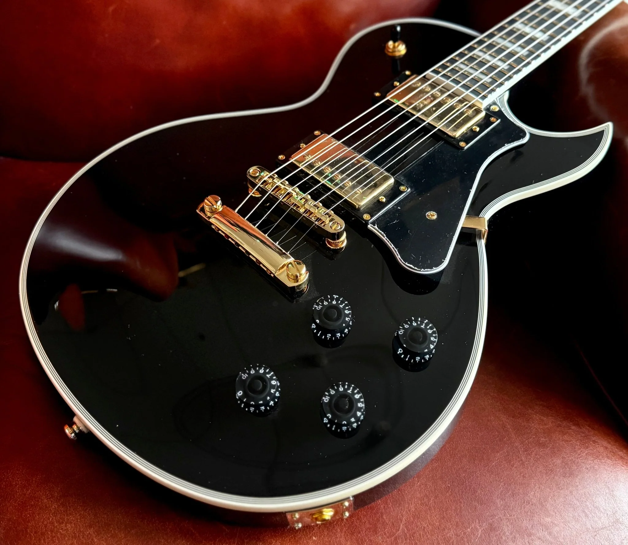 Cort CR270 Black Electric Guitar.  The "Vintage Guitas Beater" - Image 3