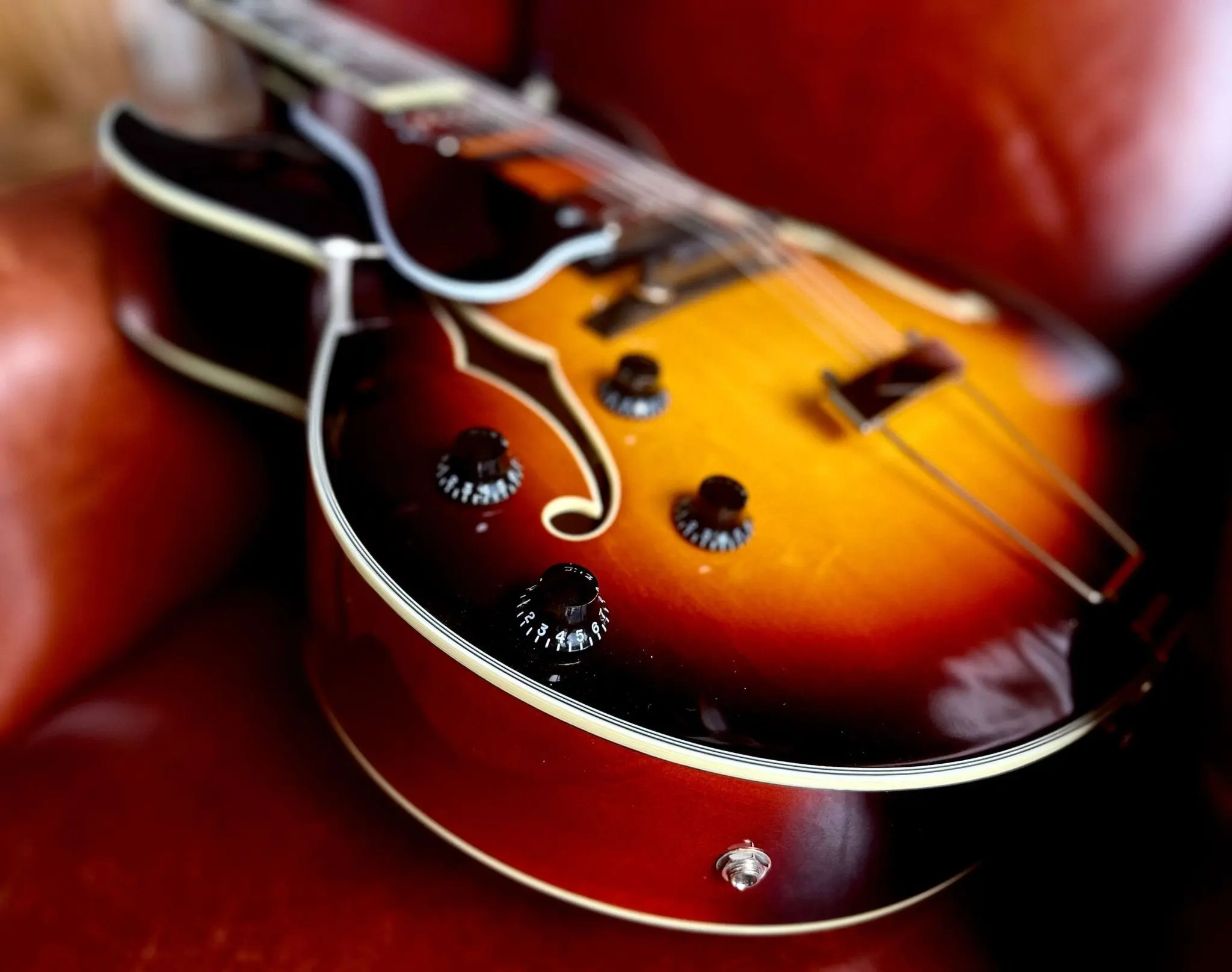 Eastman AR372LCE-SB Left Handed Archtop Guitar  (Price inc. Custom Pro Setup Package) - Image 7