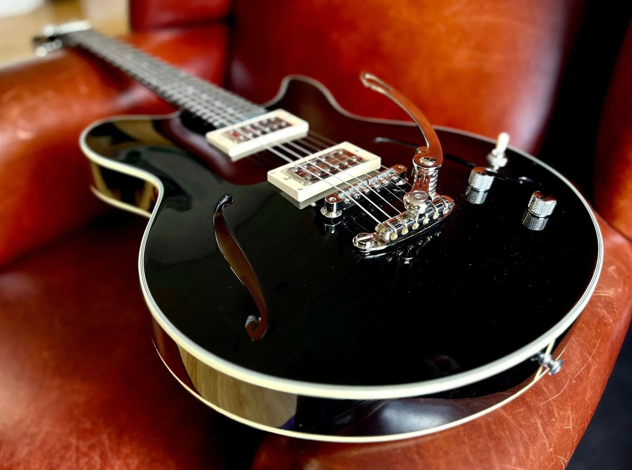 Eastman Romeo NYC, Electric guitar  (Price inc. Custom Pro Setup Package) - Image 2