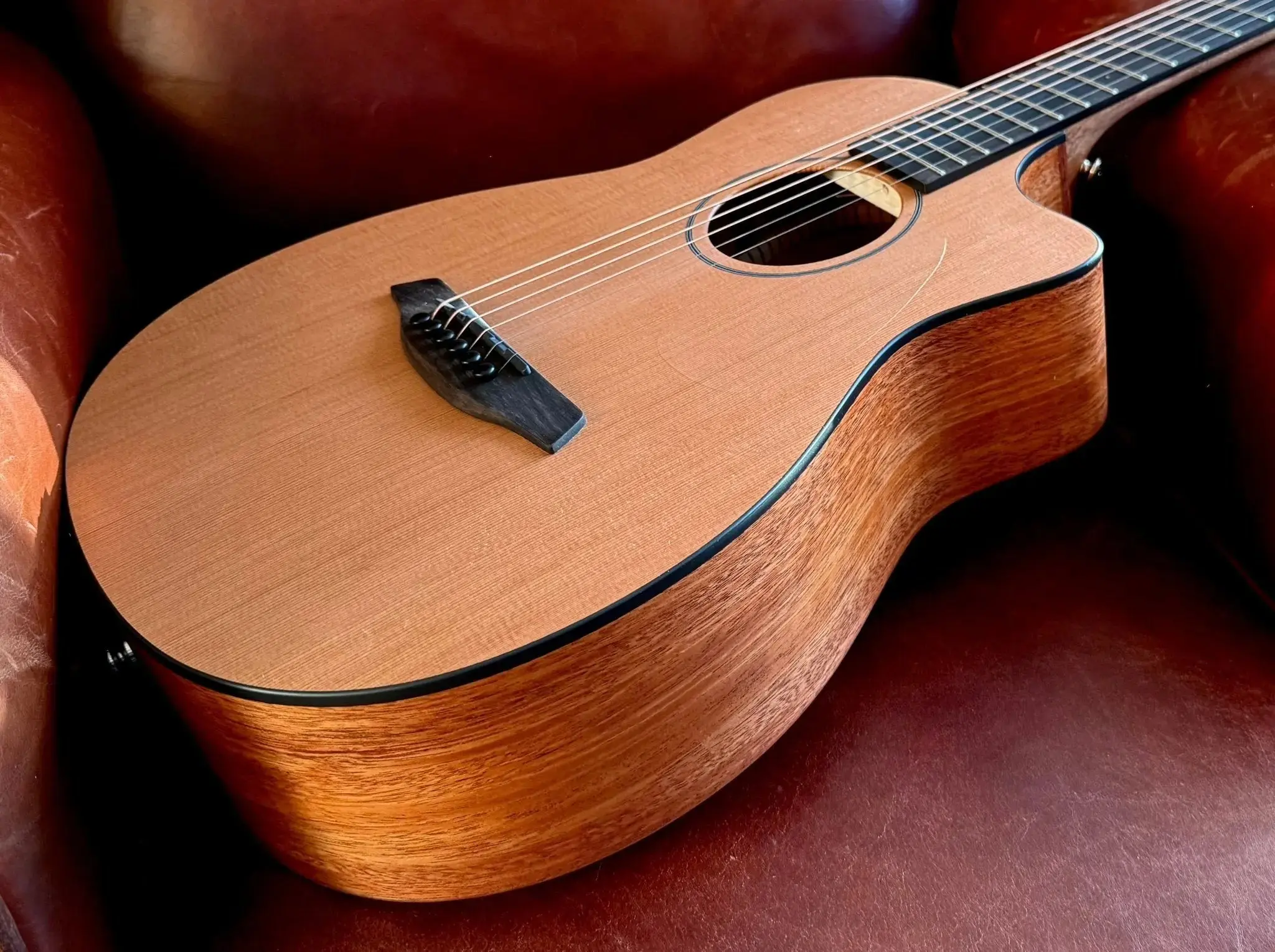 Furch Pioneer CM Left Handed : Western red cedar top with African mahogany back and sides (Furch Mini / Travel Guitar) (2026 CNR Active Upgrade Model) - Image 9