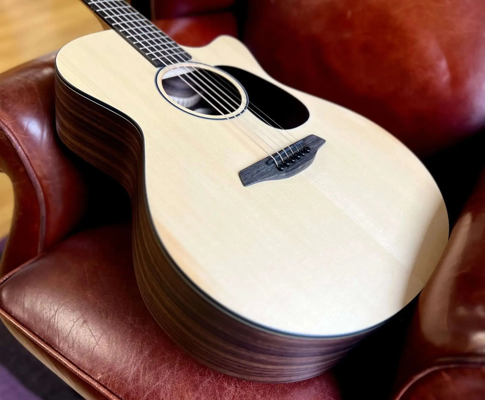 Furch Violet Gc ER Engelmann Spruce With Rosewood Back & Sides Acoustic Guitar (2026 CNR Active Upgrade Model) - Image 9