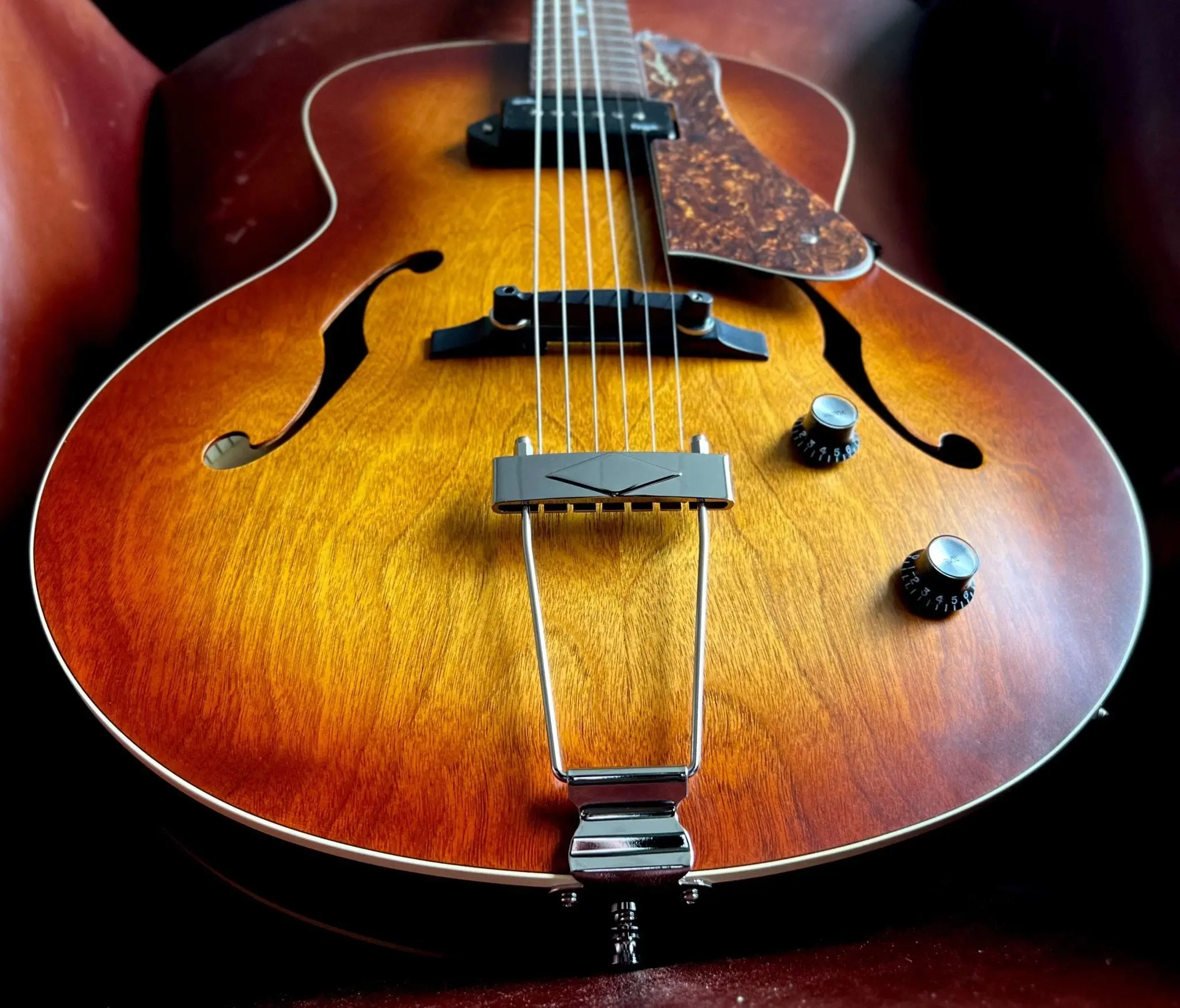 GODIN 5th Avenue Kingpin P90 Cognac Burst - Image 12