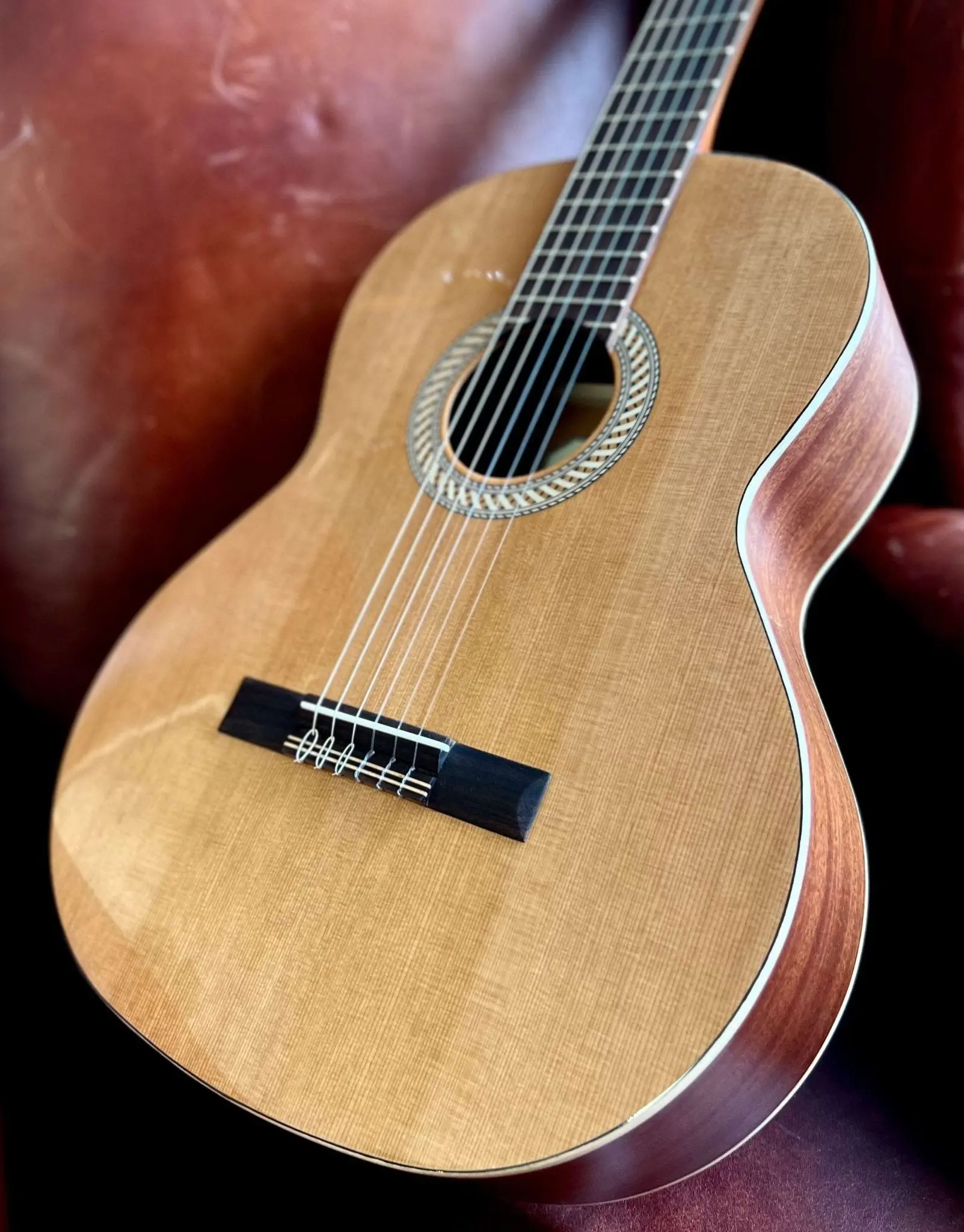 Kremona SOFIA SC Solid Red Cedar, Solid Sapelli - Image 25