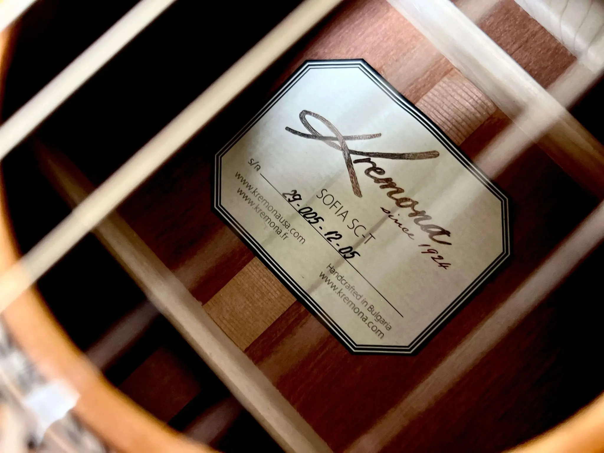Kremona SOFIA SC Solid Red Cedar, Solid Sapelli - Image 9
