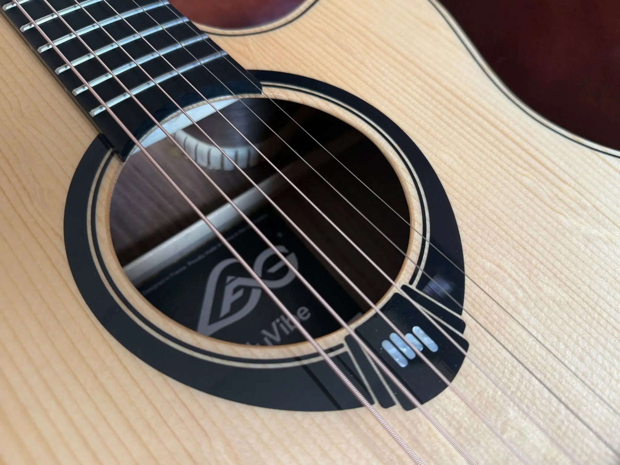 LAG HyVibe 30 H2 - Auditorium Cutaway Electro Acoustic Guitar - Image 9