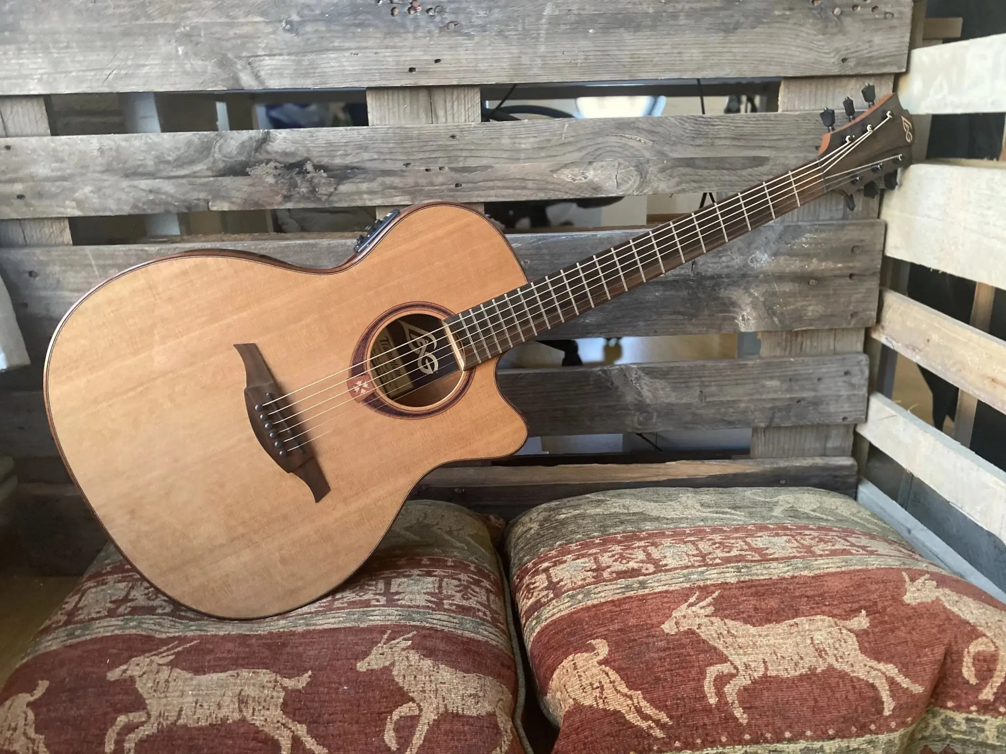 LAG Tramontane T118 ASCE Slimline Electro Acoustic Guitar w' £225 Custom Pro Setup Package Included - Image 16
