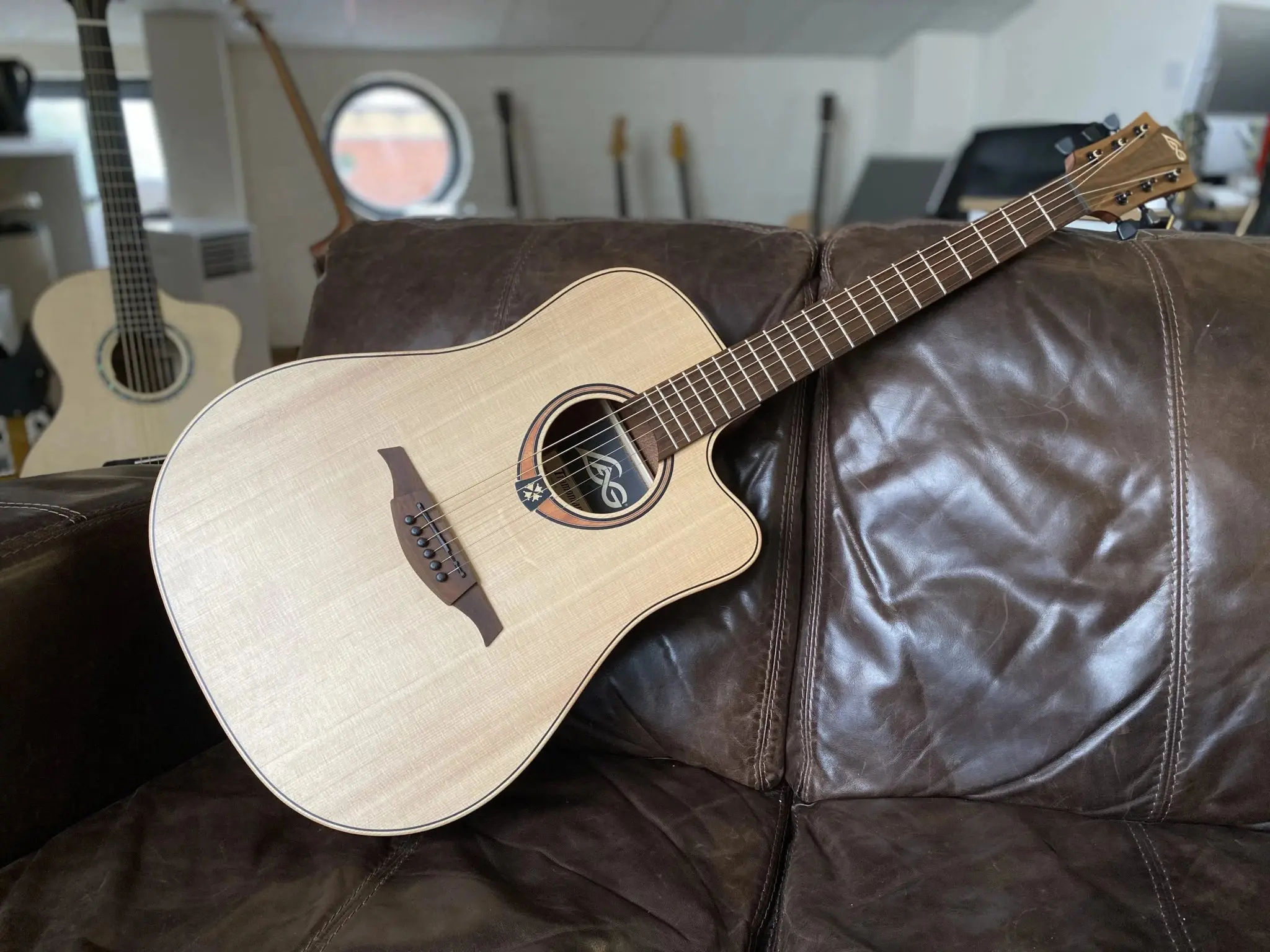 LAG T70DC DREADNOUGHT CUTAWAY - Image 7