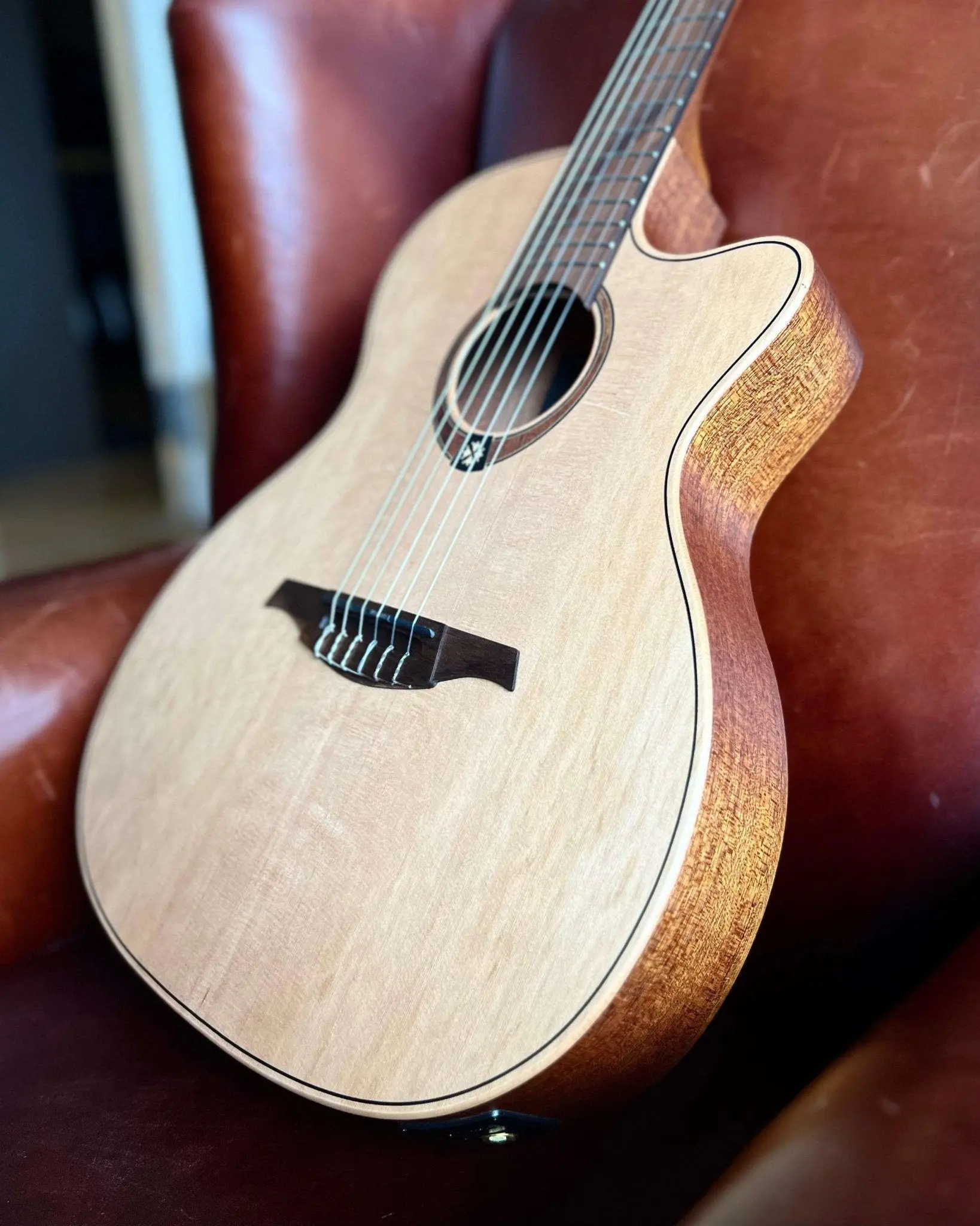 LAG TRAMONTANE TN170ASCE COUNTRY AUDITORIUM SLIM CUTAWAY Nylon Electro - Image 2