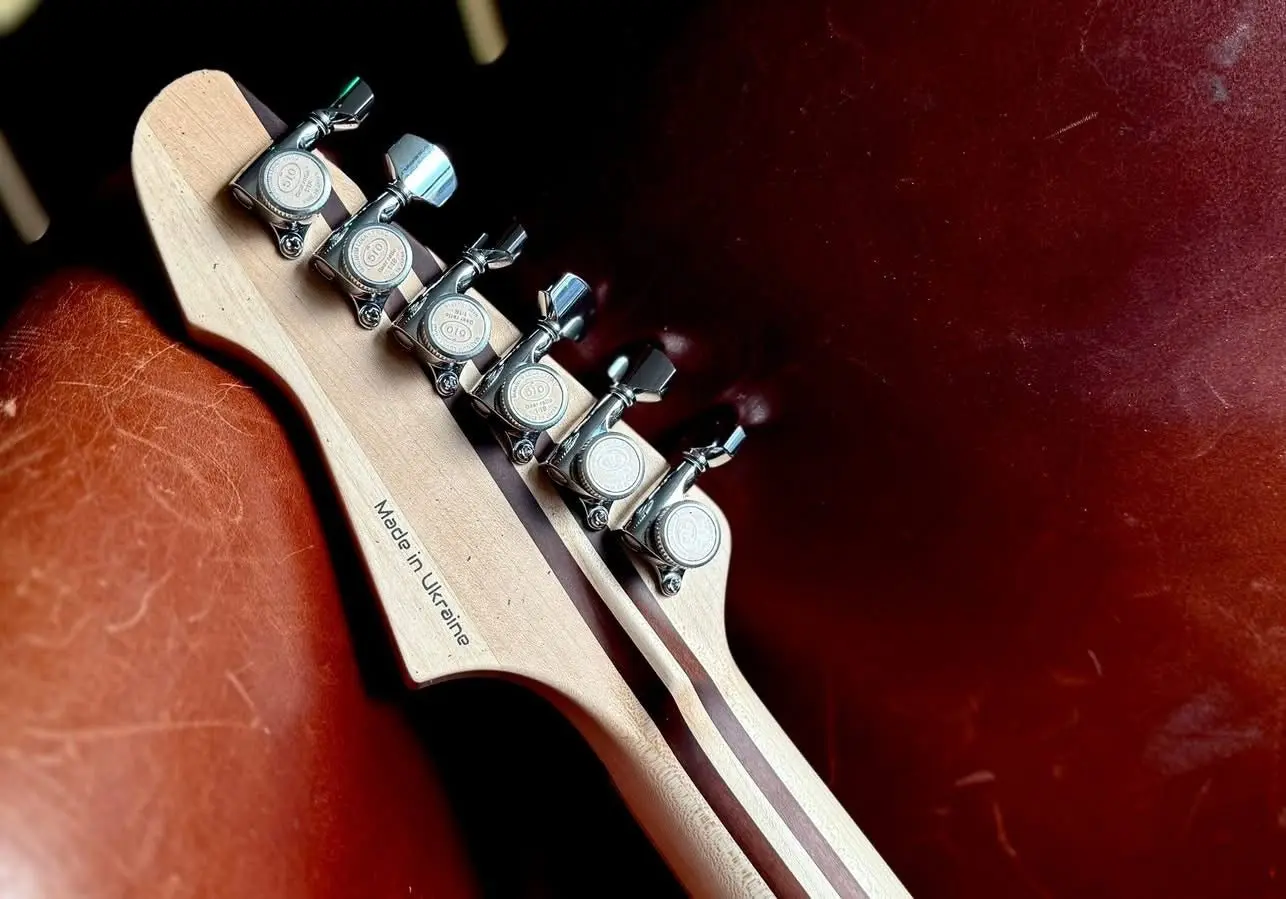 Valiant Soothsayer Malachite Alchemist Custom With Stainless Steel Frets Upgrade - Image 12