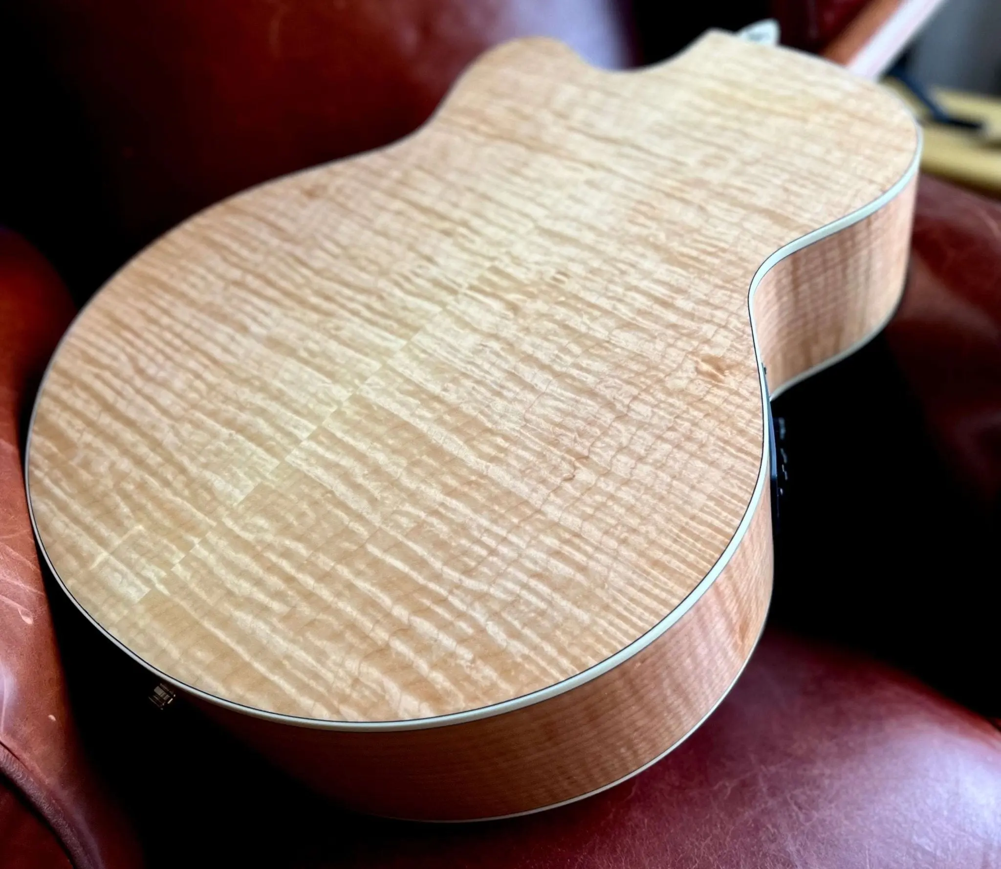 Washburn HJ40SCE Jumbo w' Flamed Maple Back & Sides.  £225 Custom Pro Setup & Support Package Included - Image 13