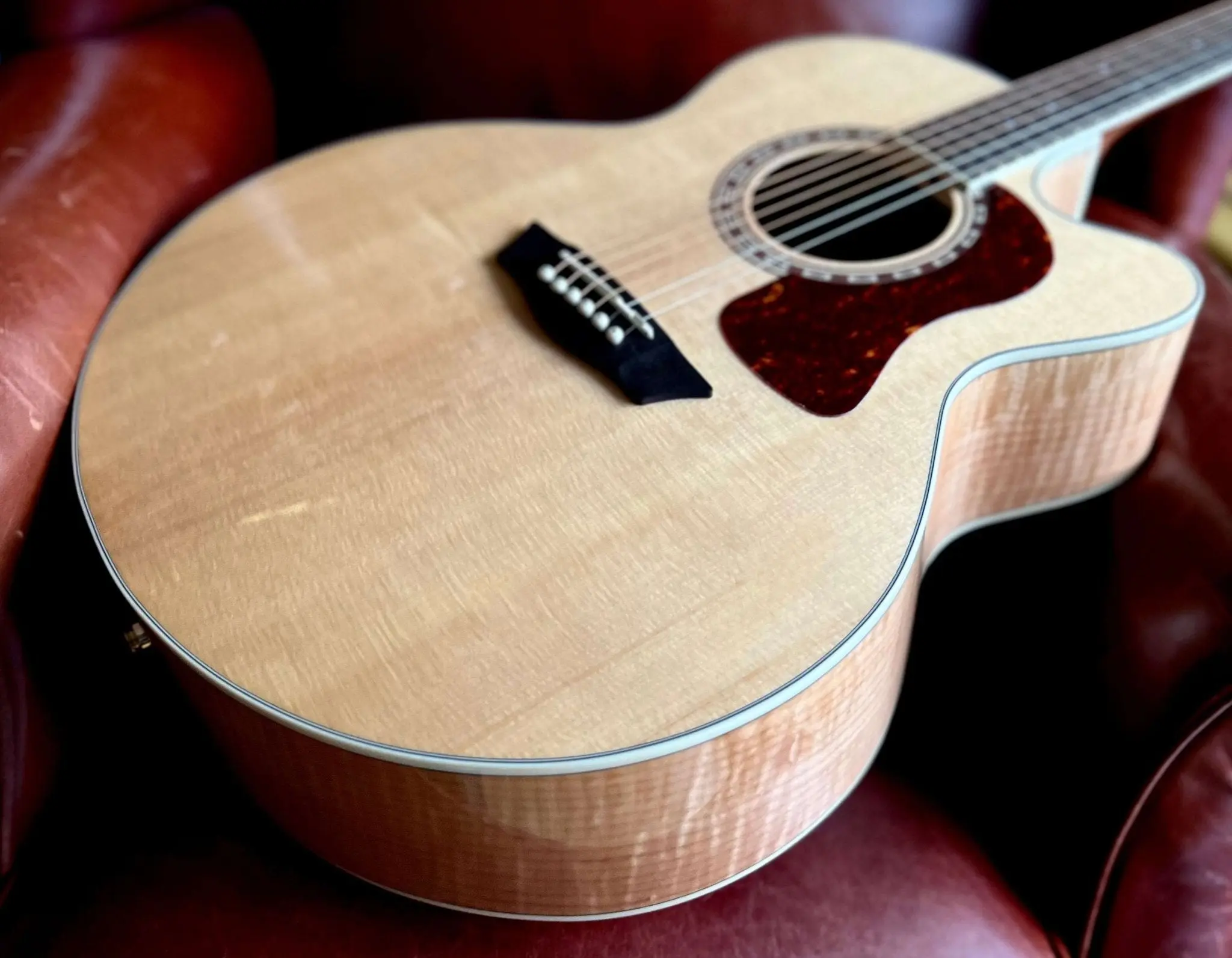 Washburn HJ40SCE Jumbo w' Flamed Maple Back & Sides.  £225 Custom Pro Setup & Support Package Included - Image 2