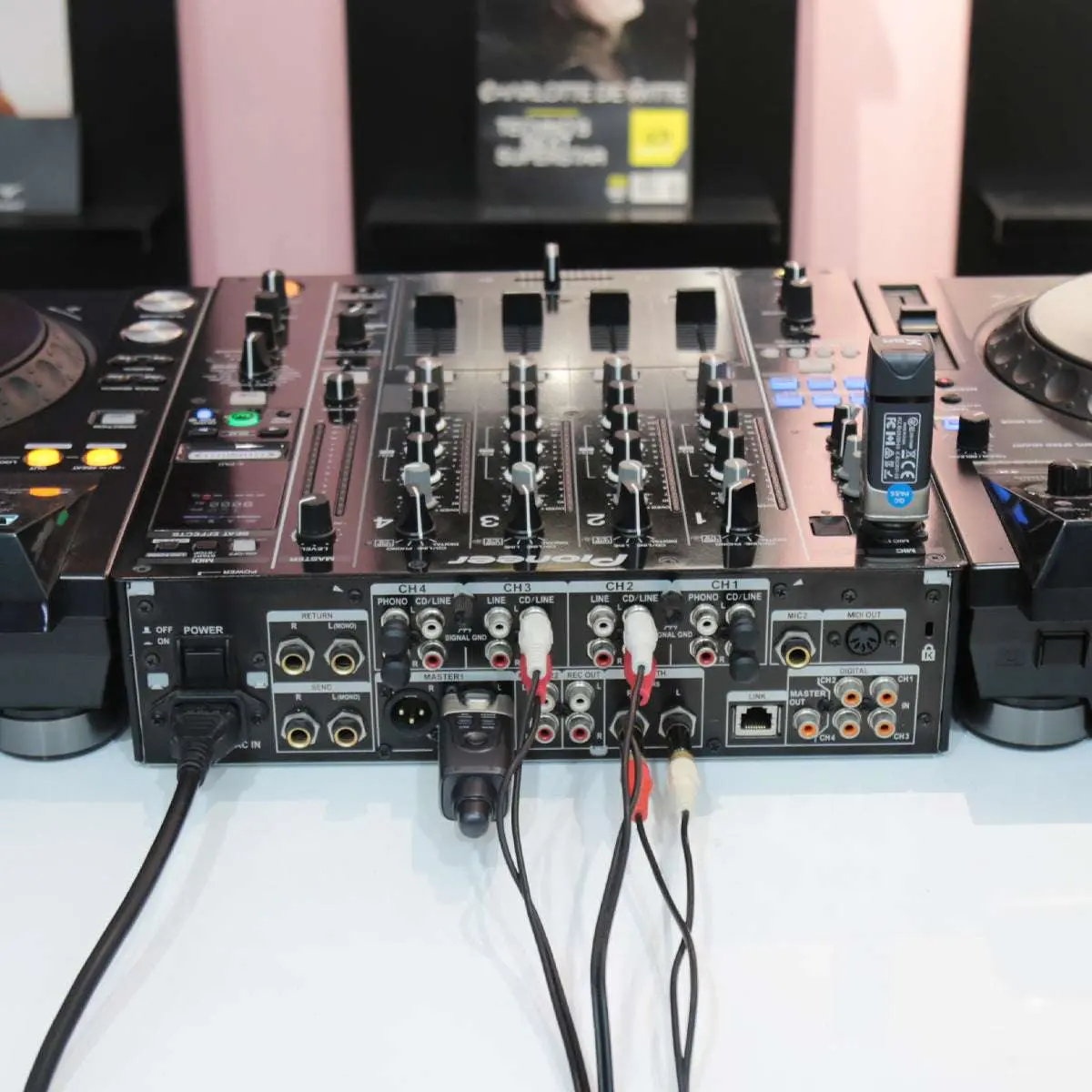 Xvive Dual U3 Wireless System for Audio - Image 18
